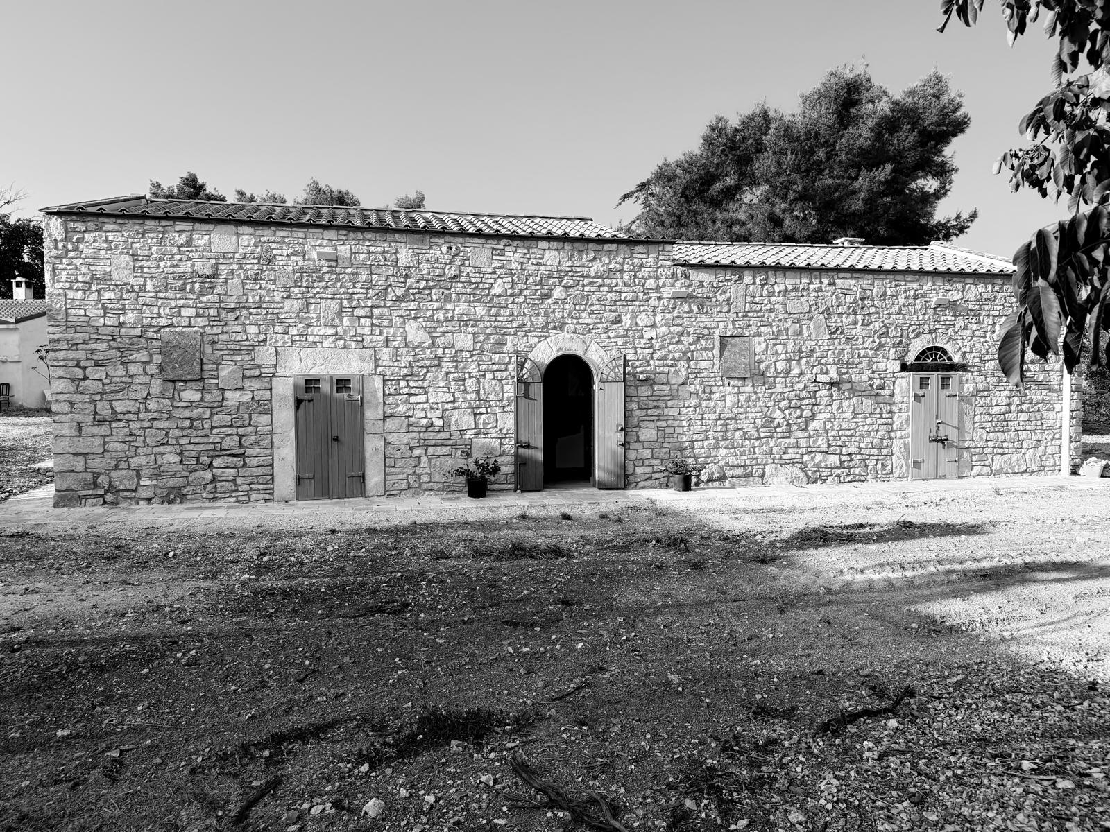 L'edificio rurale del 1813, ex ricovero dei coloni, in contrada San Magno (Corato, Alta Murgia)